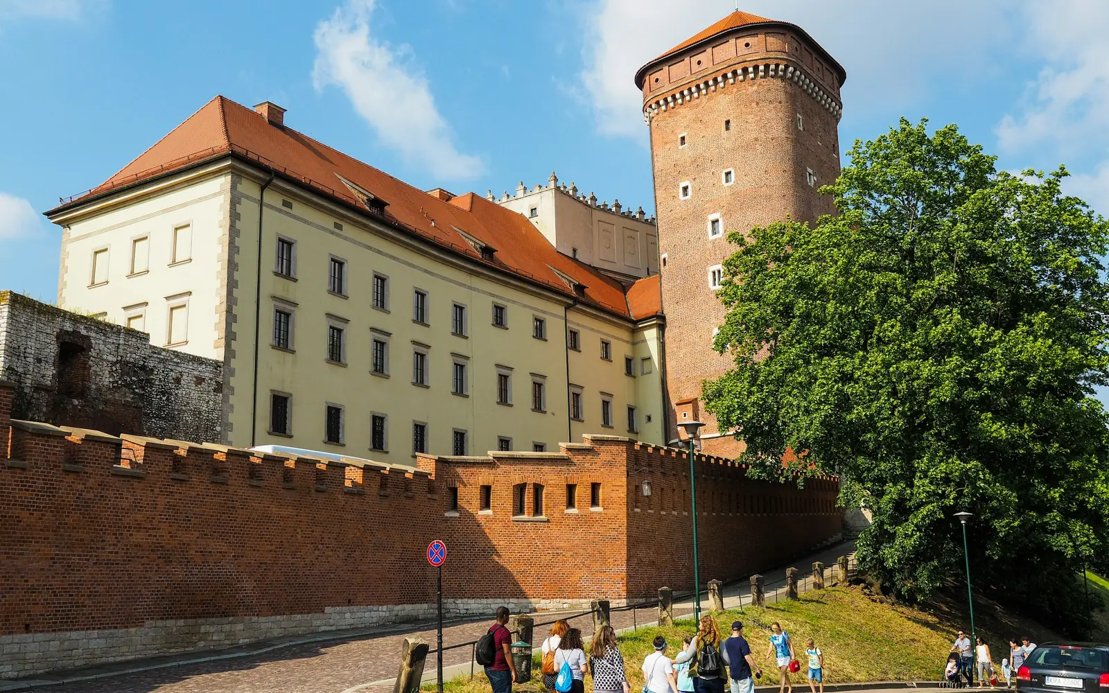 The Sandomierska tower and the outer walls of Wawel with visitors walking below